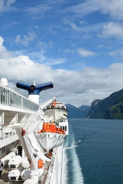 Vista de Geirangerfjord Noruega desde la parte trasera del crucero Magallanes con botes salvavidas y embudo —  Fotos de Stock