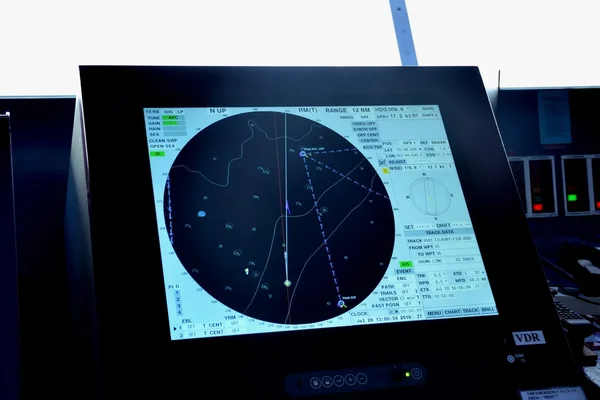 Radar en locatie scherm op brug van passagiers cruiseschip Stockfoto
