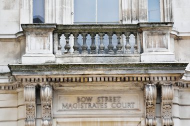 Bow Street Sulh Mahkemesi kapı üzerinde oturum