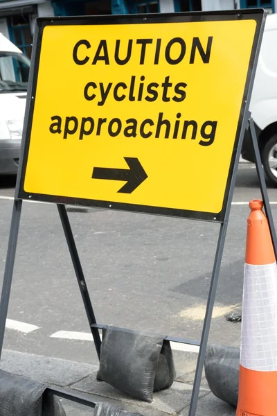 Sinal de precaução para ciclistas — Fotografia de Stock