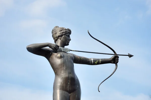 Staty av Huntress Diana med blå himmel — Stockfoto