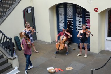 String Quartet convent Bahçe Merkezi piazza oynarken