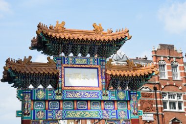 Büyük süslü Arch Londra'nın Chinatown girişi işaretleme