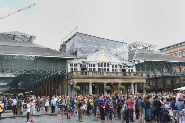 Velký dav v centru centrálního Londýna Covent Garden — Stock fotografie