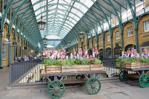 Central Piazza Convent Garden with Flower Cart in Foreground — Stock Photo, Image