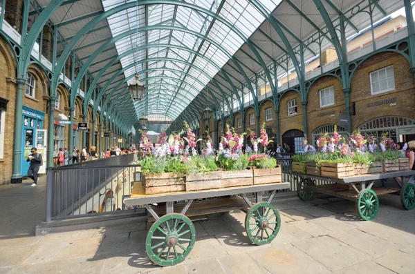 Central Piazza Convent Garden with Flowers on cart  in Foreground — Stock Photo, Image