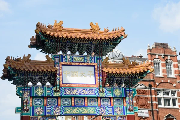 Grande arco decorato che segna l'ingresso alla Chinatown di Londra — Foto Stock