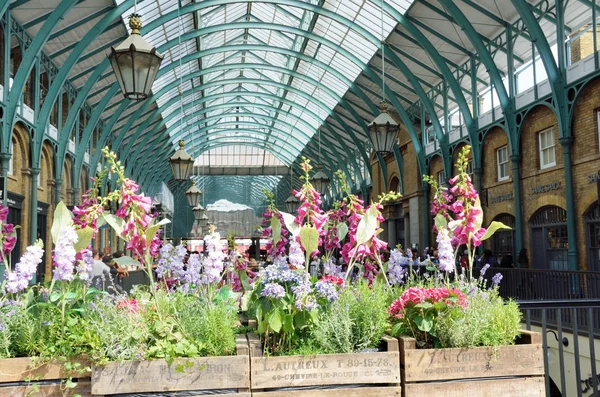 Centrální náměstí Piazza Convent Garden London s květinami v popředí — Stock fotografie