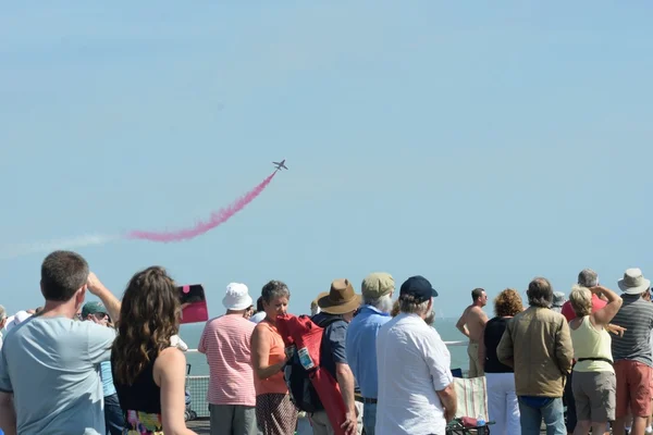 Zuschauer sehen akrobatische Flugvorführungen bei der Freiluftshow Clacton Air Show — Stockfoto