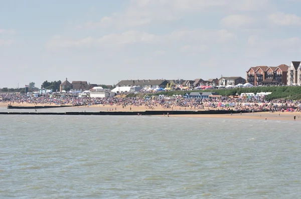 : Clacton hava gösterisi gün kalabalık plaj iskeleden izlendi — Stok fotoğraf