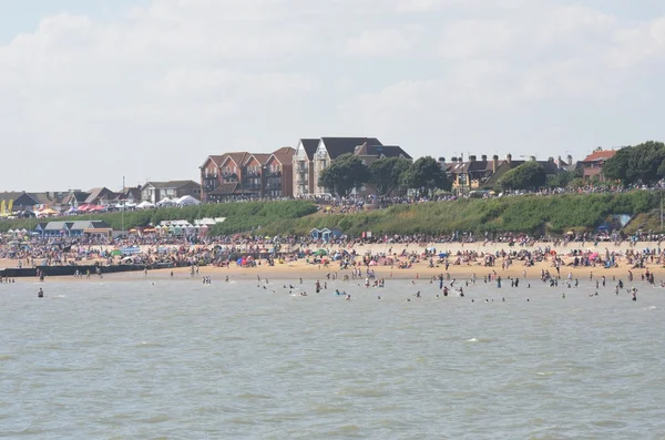 Havada denizde Clacton, sahilde büyük kalabalık gün iskelesinden göster — Stok fotoğraf