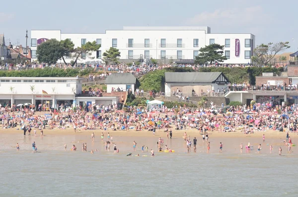 Grande folla sulla spiaggia a Clacton il giorno dello spettacolo aereo visto dal molo Foto Stock