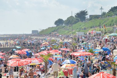  Havacılık Fuarında Clacton on Sea sırasında kalabalık plaj