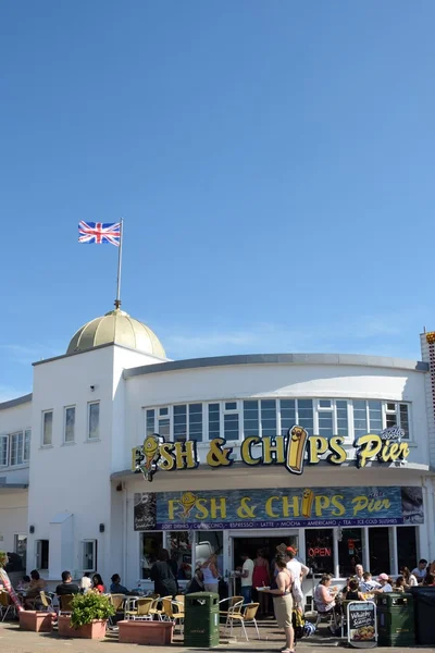 Ryby a Chip shop inzerovaných Clacton Pier v aspektu portrét — Stock fotografie