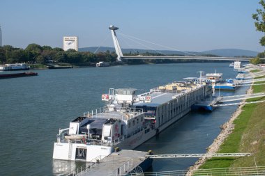 Bratislava Slovakya 21 Eylül 2020: River Cruise Gemileri Tuna Nehri 'ne yanaştı