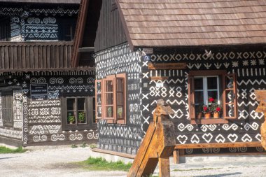 Cicmany Slovakya 24 Eylül: Cicamany Slovakya halk köyünde siyah-beyaz dekore edilmiş ev