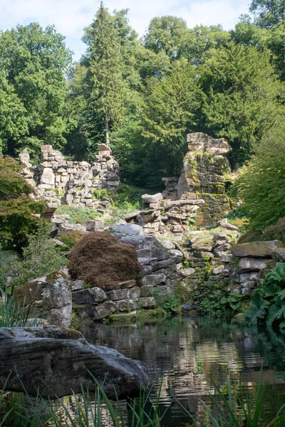 造園された庭の岩とプール — ストック写真