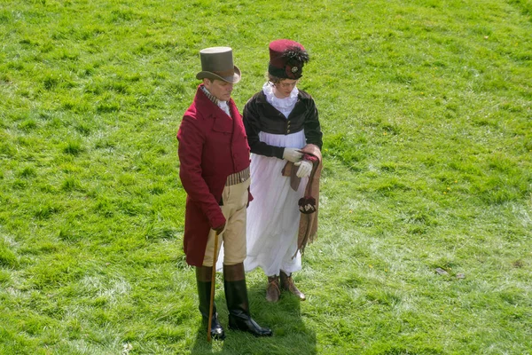2020年8月30日 英国德比郡 一对身着格鲁吉亚时期服装的夫妇在草坪上 — 图库照片