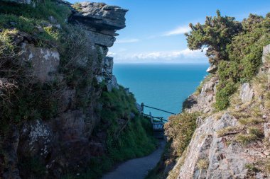 Kayalar Vadisi 'nden denize bak Lynmouth Devon