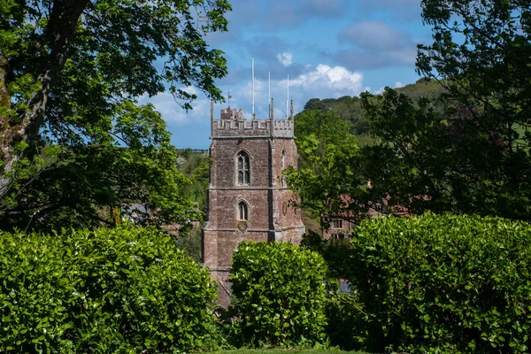 Engelse Kerktoren Door Bomen — Stockfoto