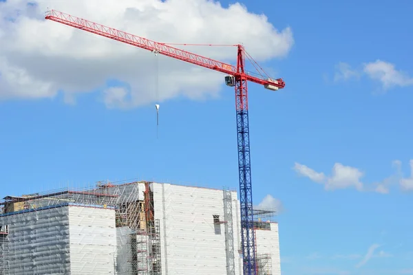 Großer roter Kran und Konstruktion — Stockfoto