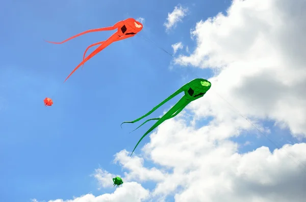 Зелёные и оранжевые воздушные змеи — стоковое фото