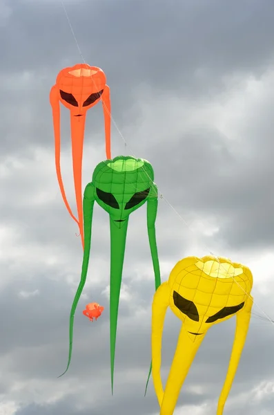Oranje groen en geel Space Invader vliegers in portret — Stockfoto