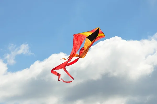 Färgglada kite i himlen — Stockfoto