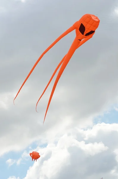 オレンジ色のスペース侵略者カイト — ストック写真