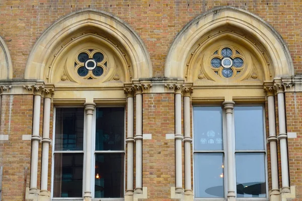 Välvda viktorianska tegel windows — Stockfoto