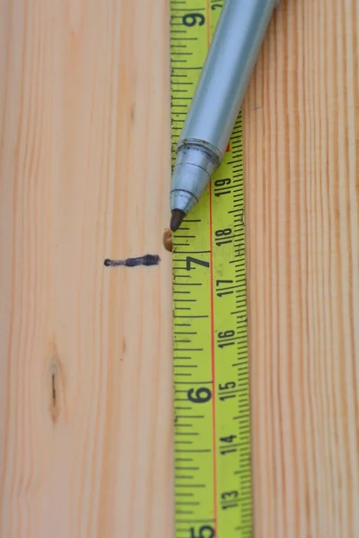 Holz mit Stahlband messen — Stockfoto