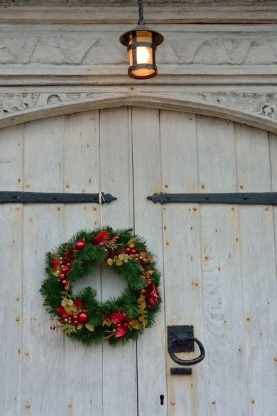 Guirlande de Noël sur porte en bois — Photo
