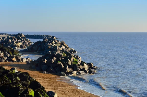 Скалы, простирающиеся в море — стоковое фото