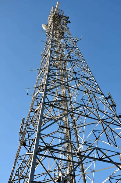 Looking up at communications tower — Stock Photo, Image