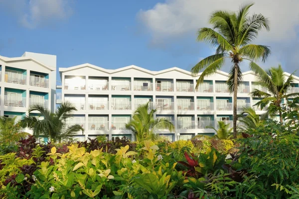 加勒比酒店与绿化的前景 — 图库照片