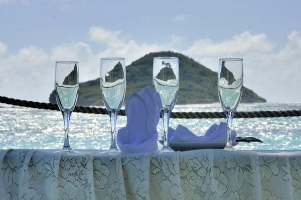 Svatební skleničky pro oslavu v Karibiku — Stock fotografie