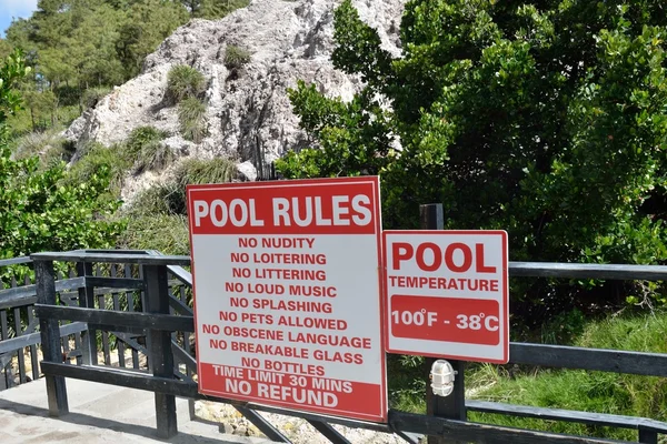 Zeichen für heißes Freibad — Stockfoto