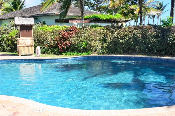 Hotelový bazén s žádní plavčíci — Stock fotografie