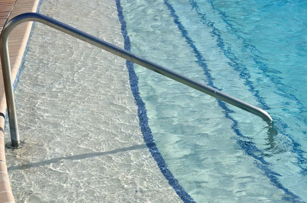 Schritte ins Schwimmbad — Stockfoto