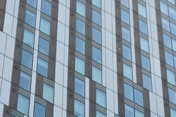 Fenêtres géométriques sur l'immeuble de bureaux — Photo
