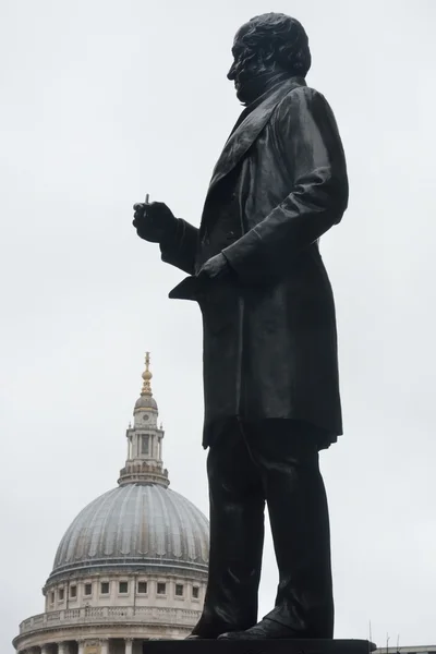 Estatua de Sir Rowland Hill inventor de franqueo estándar — Foto de Stock