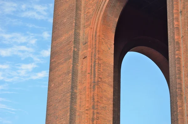 Mirando hacia la torre de agua victoriana — Foto de Stock