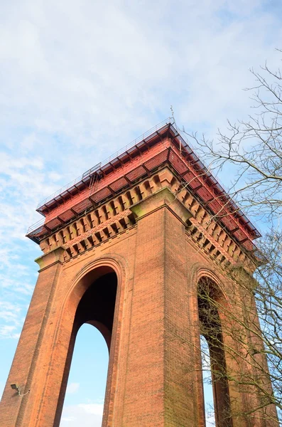 Взгляд вверх на Викторианскую водонапорную башню — стоковое фото