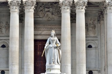 Kraliçe Victoria St Pauls önünde heykeli dört sütun ile