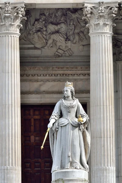 Estatua de la Reina Victoria frente a San Pablo — Foto de Stock