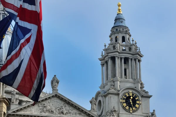 Věž St Pauls s britskou vlajku — Stock fotografie