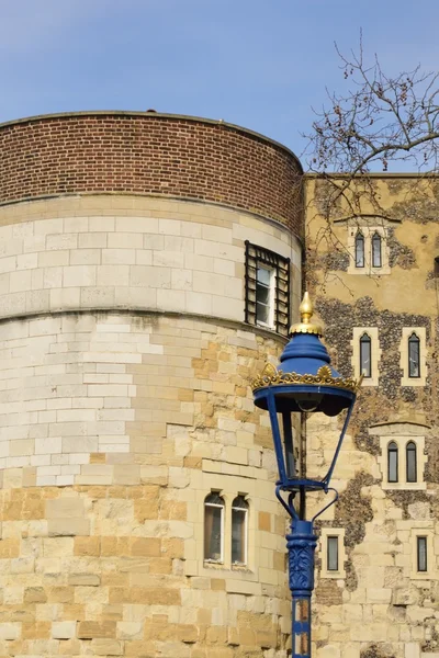 Dettaglio Torre di Londra con lampada blu — Foto Stock