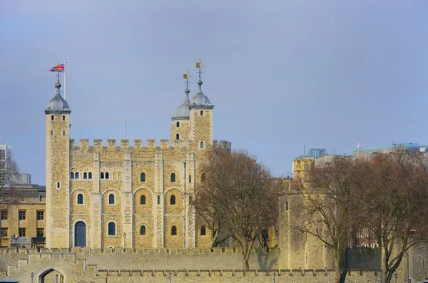 Torre de Londres al otro lado del río Támesis — Foto de Stock