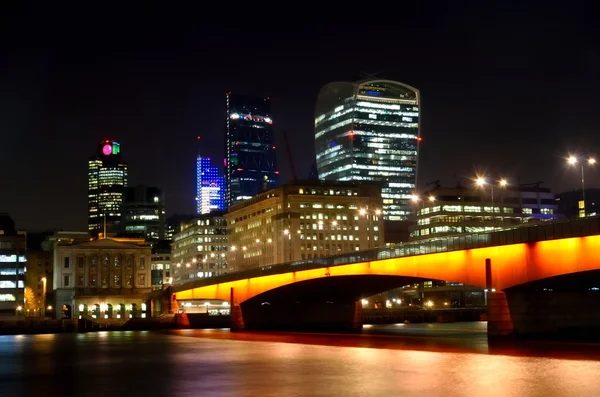 Stadt London südlich der Themse bei Nacht — Stockfoto