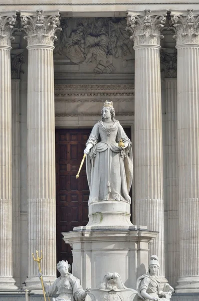 Koningin Victoria stenen standbeeld voor St Pauls cathedral — Stockfoto